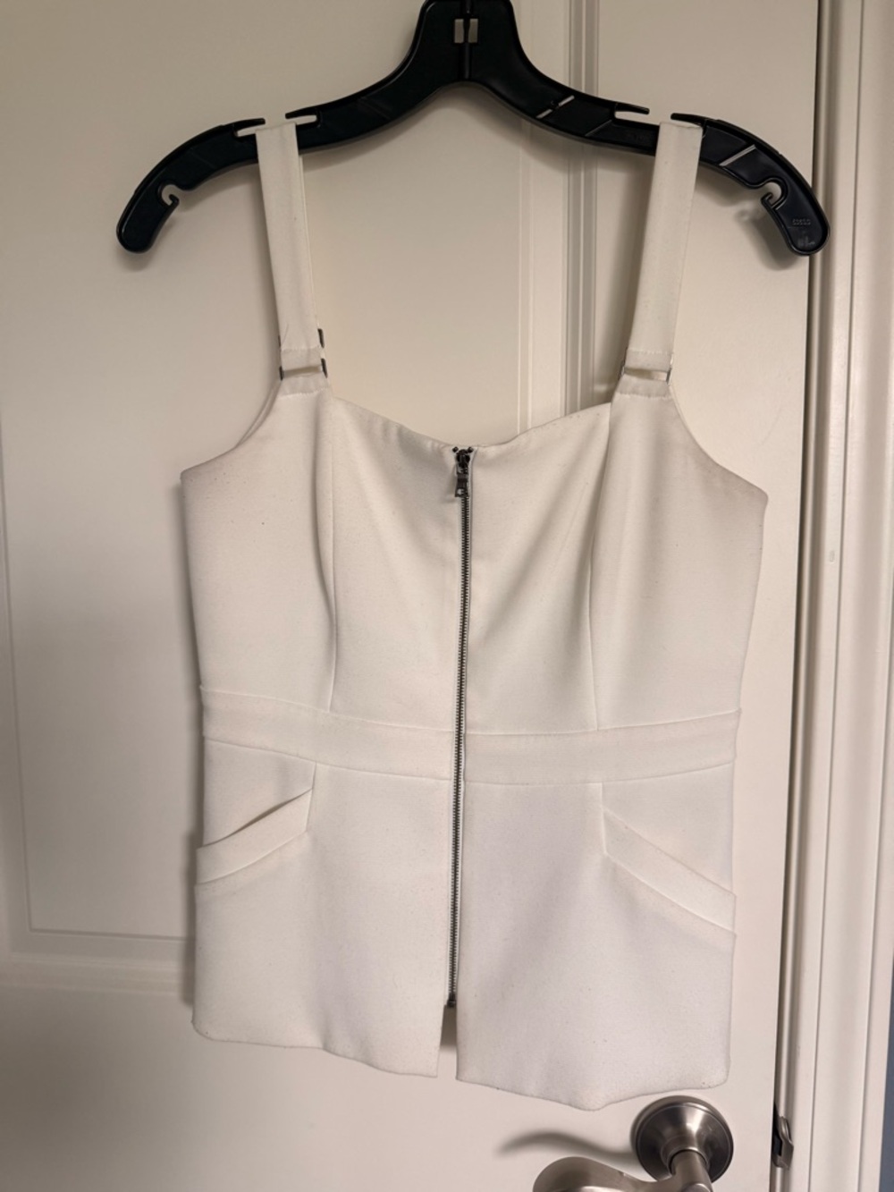 Good Condition
BCBGMaxAzria Charly White Zip-Front Peplum Vest w/Pockets